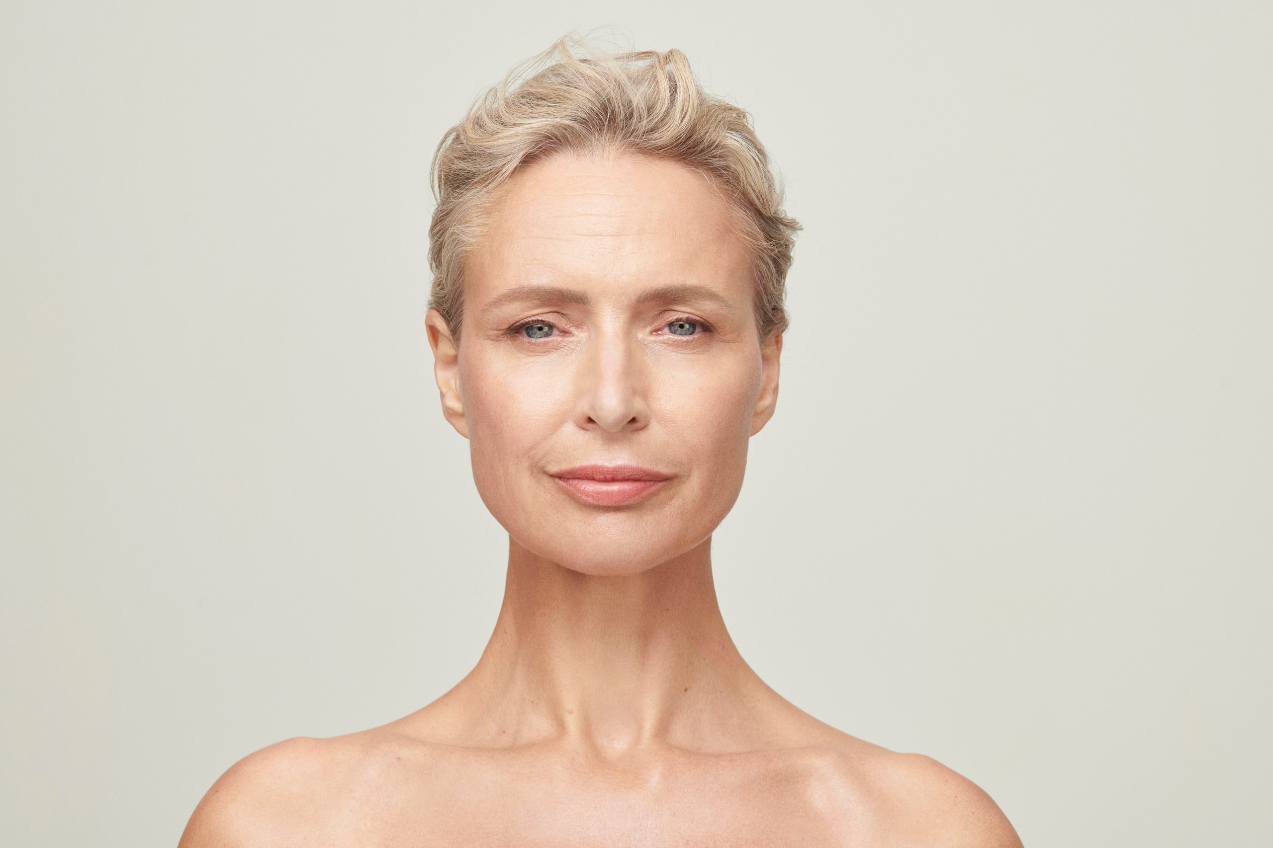 trois visages de femmes d'âges et d'orignes différents